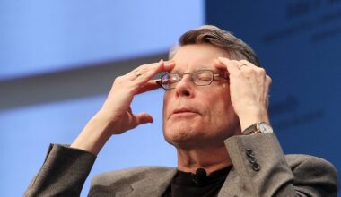 Stephen King at a book signing