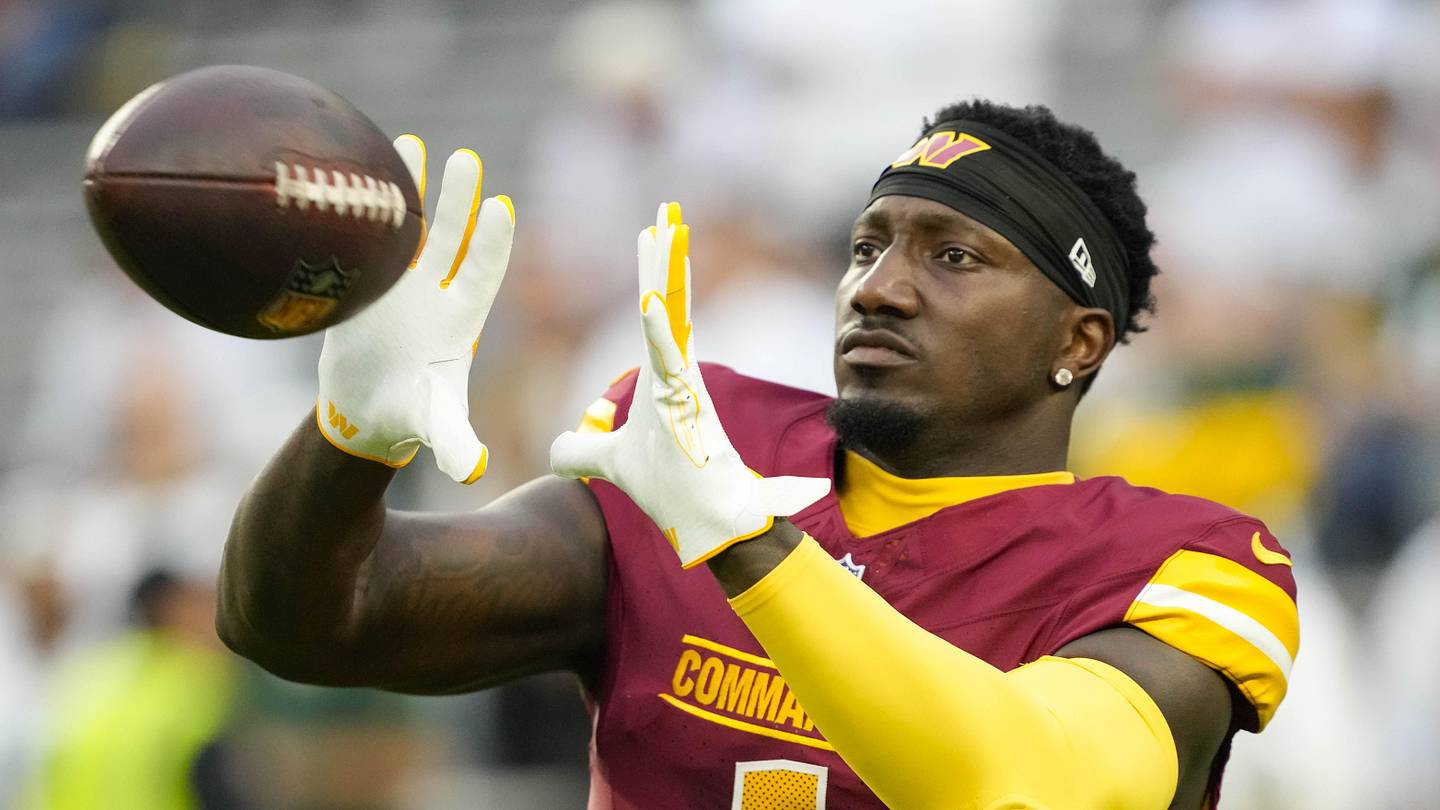 Washington Commanders wide receiver Deebo Samuel Sr. (1)