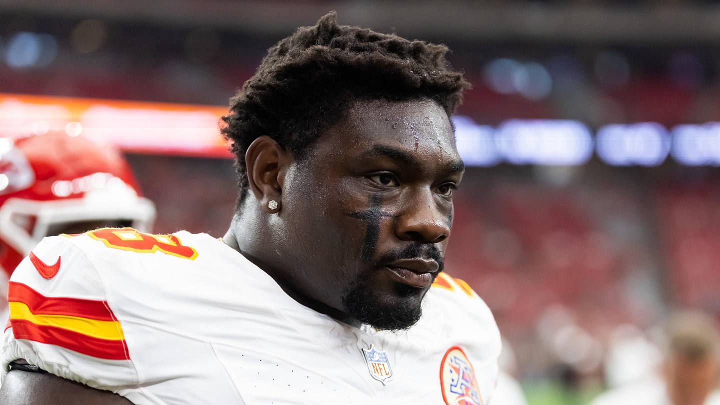 Aug 9, 2025; Glendale, Arizona, USA; Kansas City Chiefs defensive end Janarius Robinson (98) against the Arizona Cardinals during a preseason NFL game at State Farm Stadium. Mandatory Credit: Mark J. Rebilas-Imagn Images