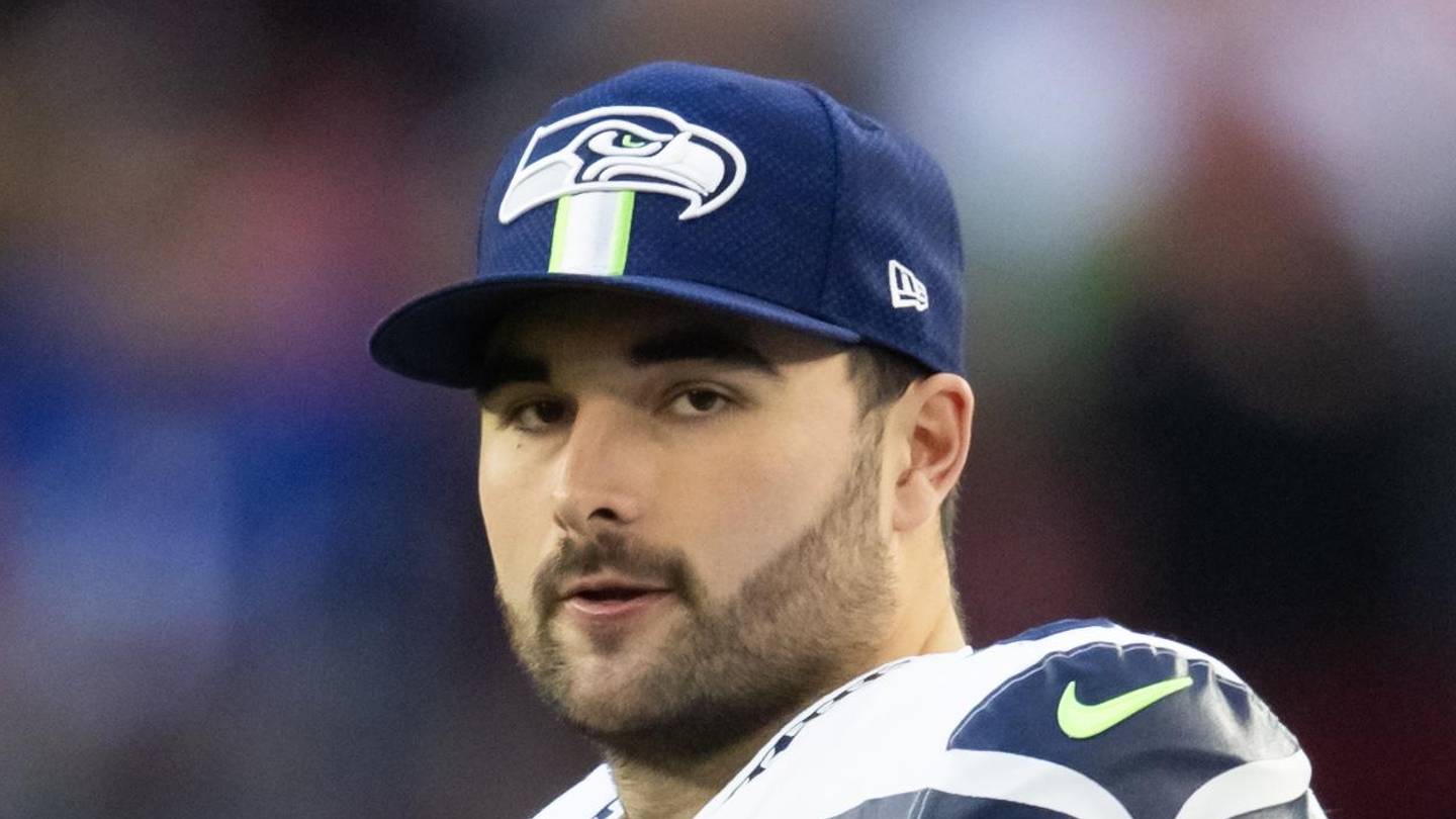 Former Seattle Seahawks quarterback Sam Howell warms up