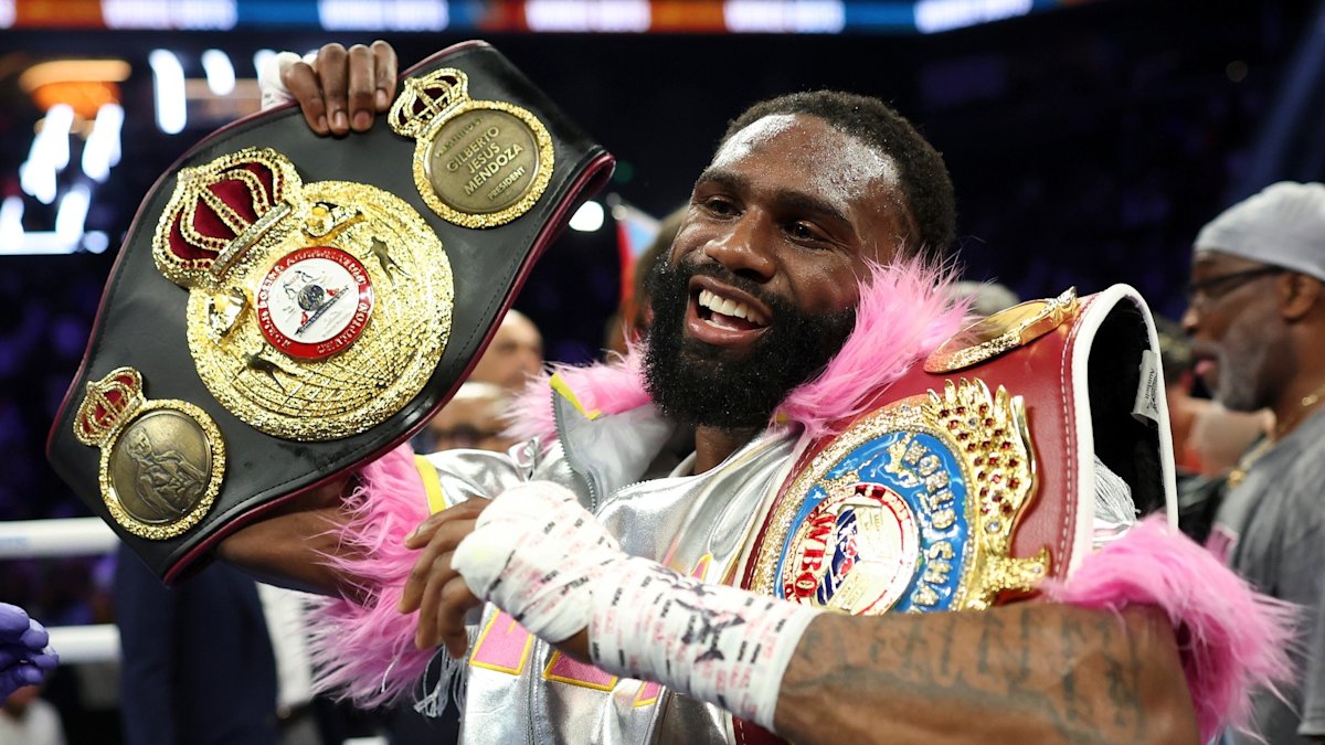 Ennis digs deep to finish Zayas and become unified champion