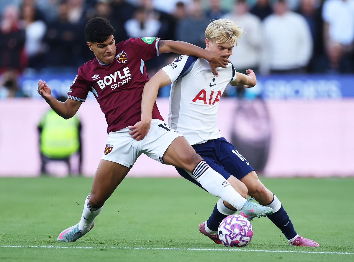 LONDON, ENGLAND - SEPTEMBER 13: Mateus Fernandes of West Ham United battles for possession with Lucas Bergvall of Tottenham Hotspur during the Premier League match between West Ham United and Tottenham Hotspur at London Stadium on September 13, 2025 in London, England. (Photo by Richard Pelham/Getty Images)