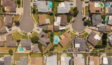Sellers delisting homes at fastest pace since 2020