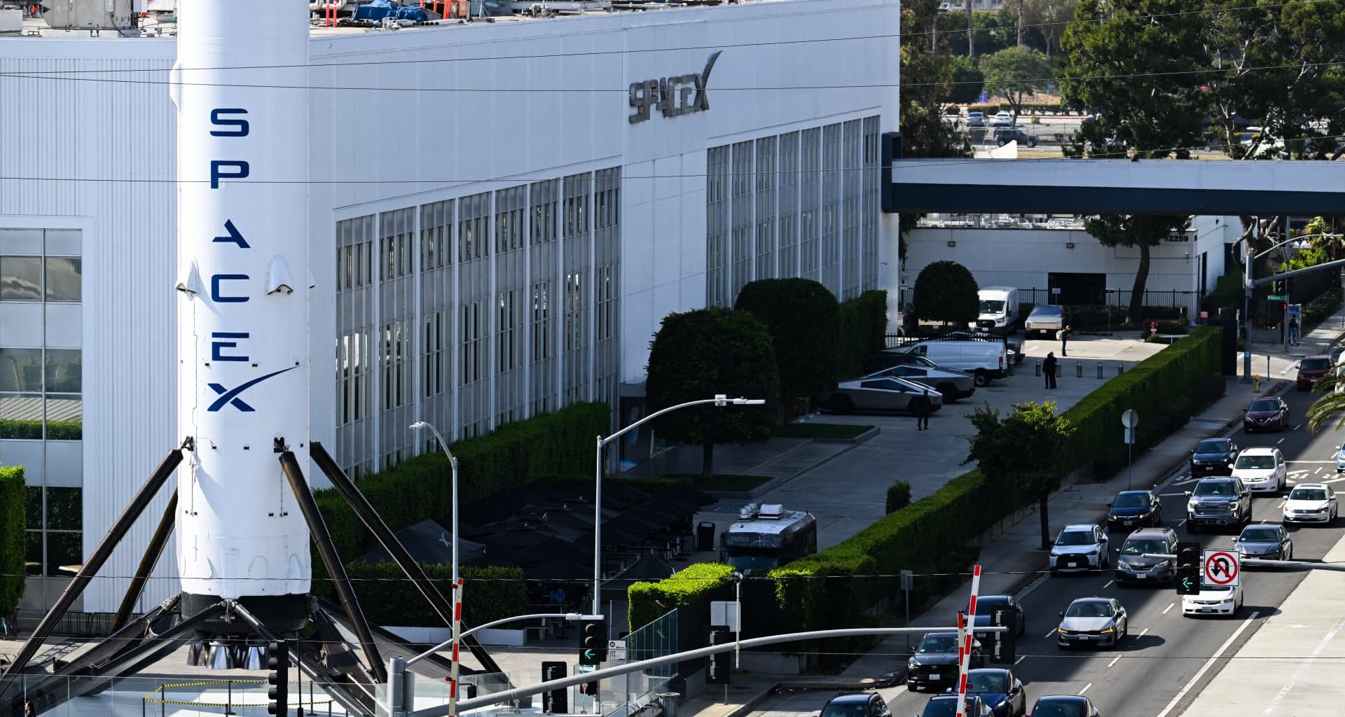 Jim Cramer says SpaceX investors aren't buying earnings — they're buying Elon Musk