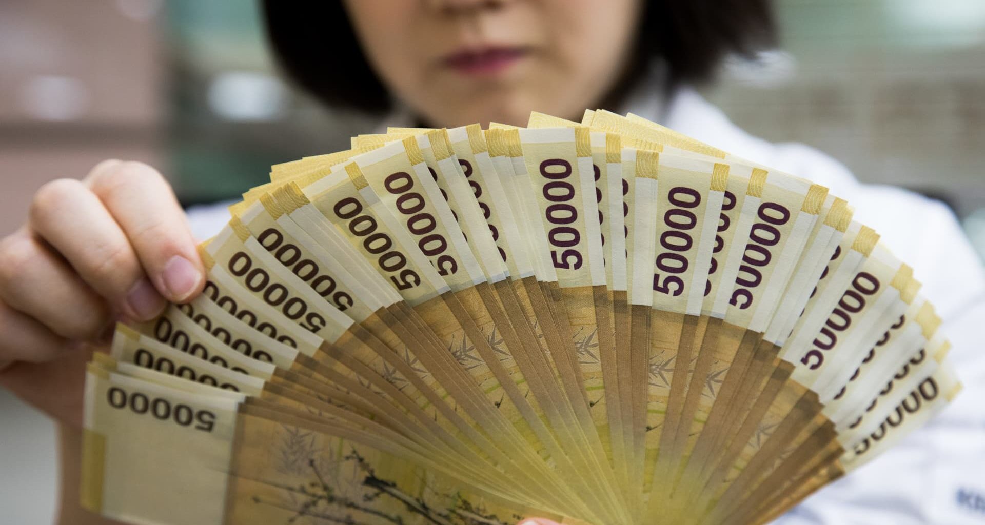 South Korea chip workers' bonuses puts central bank on inflation alert