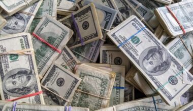 'E-Shaped' Economy: Fed Beige Book Reveals High Earners Keep Spending While Middle-Class Americans Stretch Every Dollar