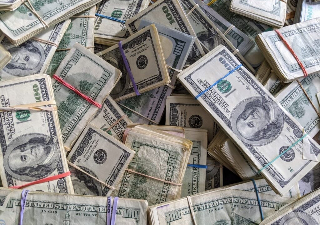 'E-Shaped' Economy: Fed Beige Book Reveals High Earners Keep Spending While Middle-Class Americans Stretch Every Dollar