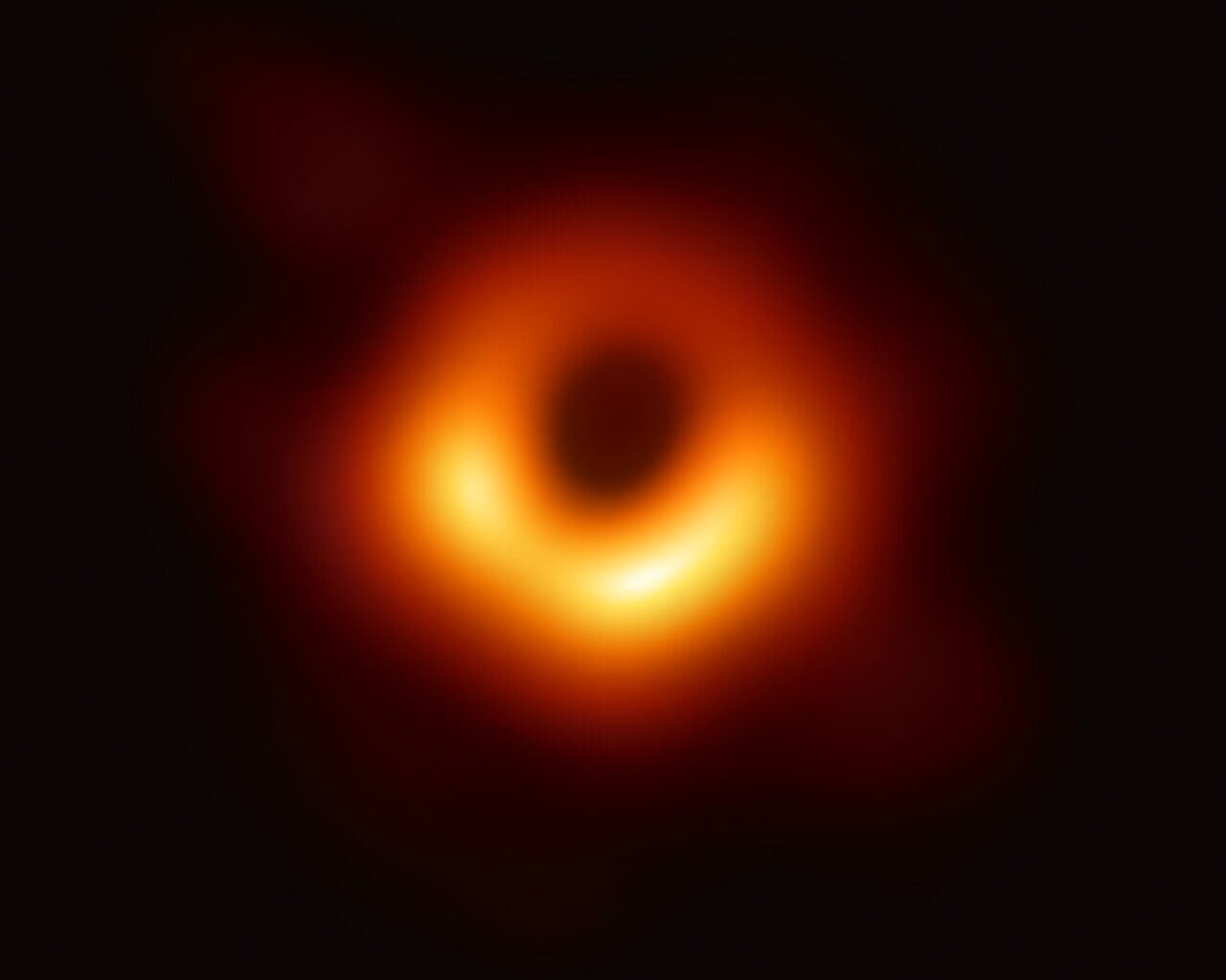 An image of the core region of Messier 87, a supermassive black hole, processed from a sparse array of radio telescopes known as the EHT with colours indicating brightness temperature (Credit : Event Horizon Telescope)