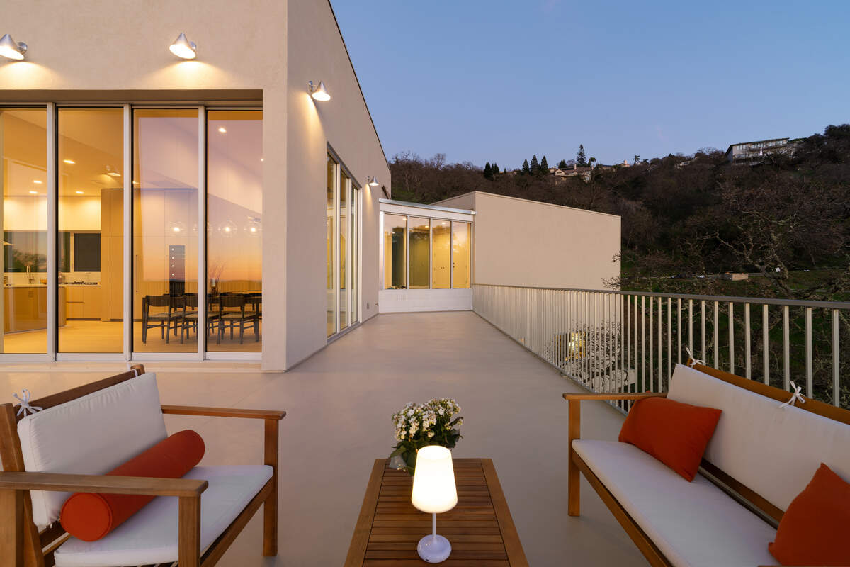 The home’s 2,200 square feet of decks and terraces look out at a forest of oak trees and Folsom Lake in the distance.