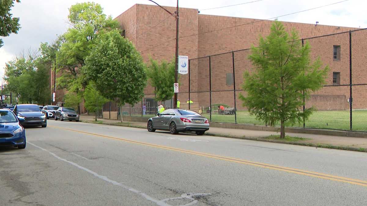Worker falls from scaffolding into pool at Pittsburgh Obama 6-12