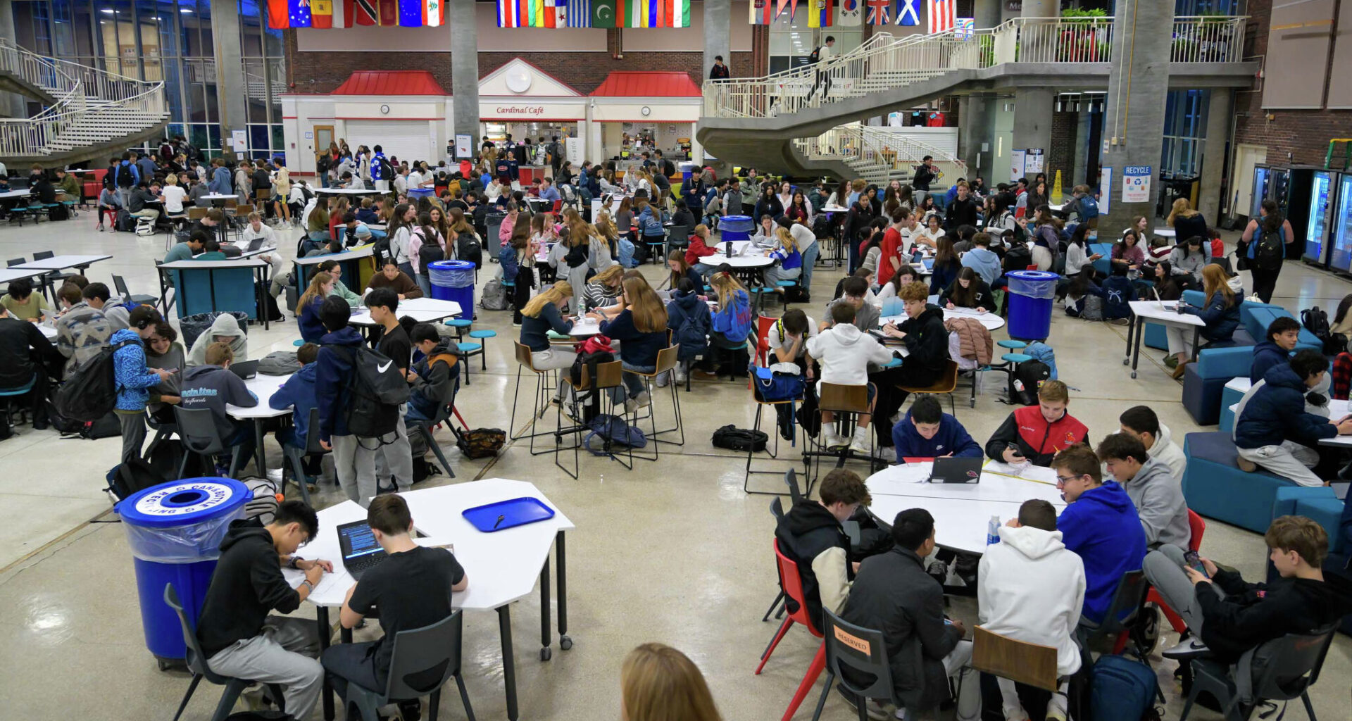 Greenwich High weighs bell-to-bell cellphone ban