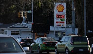 Republicans face ticking midterm clock as Iran fallout keeps pressure on gas prices