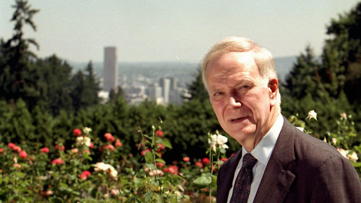 Bob Packwood, longtime Oregon Senator marred by scandal, dies at 93