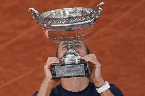 Germany's Alexander Zverev celebrates after winning the final tennis match against Italy's Flavio Cobolli at the French Open in Paris, Sunday, June 7, 2026. (AP Photo/Thibault Camus)