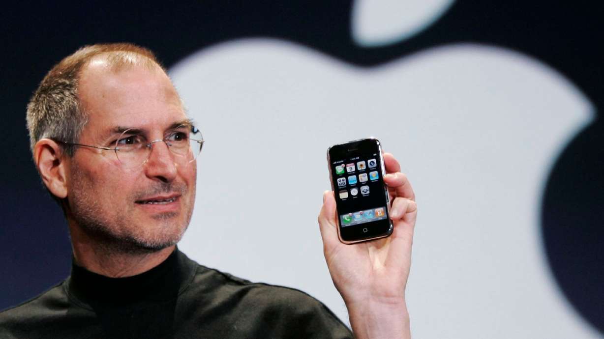 Smartphones arrived just before the US fertility rate plunged. This study says it's a direct cause