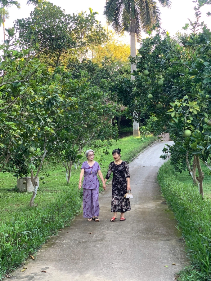 Bà Hồng, 86 tuổi đi dạo cùng bạn già trong viện dưỡng lão ở Chương Mỹ, Hà Nội tháng 6/2026. Ảnh: Diên Hồng