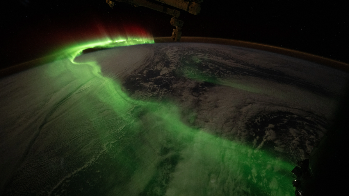 ISS astronauts capture dancing aurora in time-lapse video