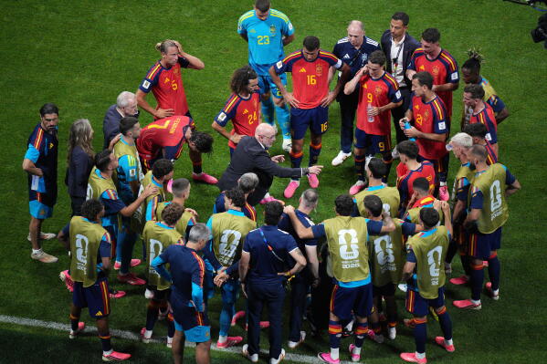 Spain head coach Luis de la Fuente talks with players during a hydration break in the World Cup Group H soccer match between Spain and Cape Verde in Atlanta, Monday, June 15, 2026. (AP Photo/Jacob Kupferman)