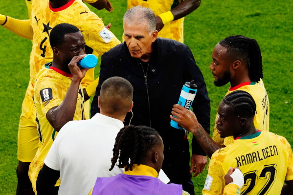 Ghana manager Carlos Queiroz speaks with his players during a hydration break during the World Cup Group L soccer match between Ghana and Panama in Toronto, Wednesday, June 17, 2026. (Chris Young/The Canadian Press via AP)