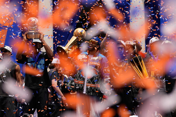 New York Knicks center Karl-Anthony Towns, center, celebrates with teammates during the New York Knicks' NBA championship parade Thursday, June 18, 2026, in New York. (AP Photo/Yuki Iwamura)
