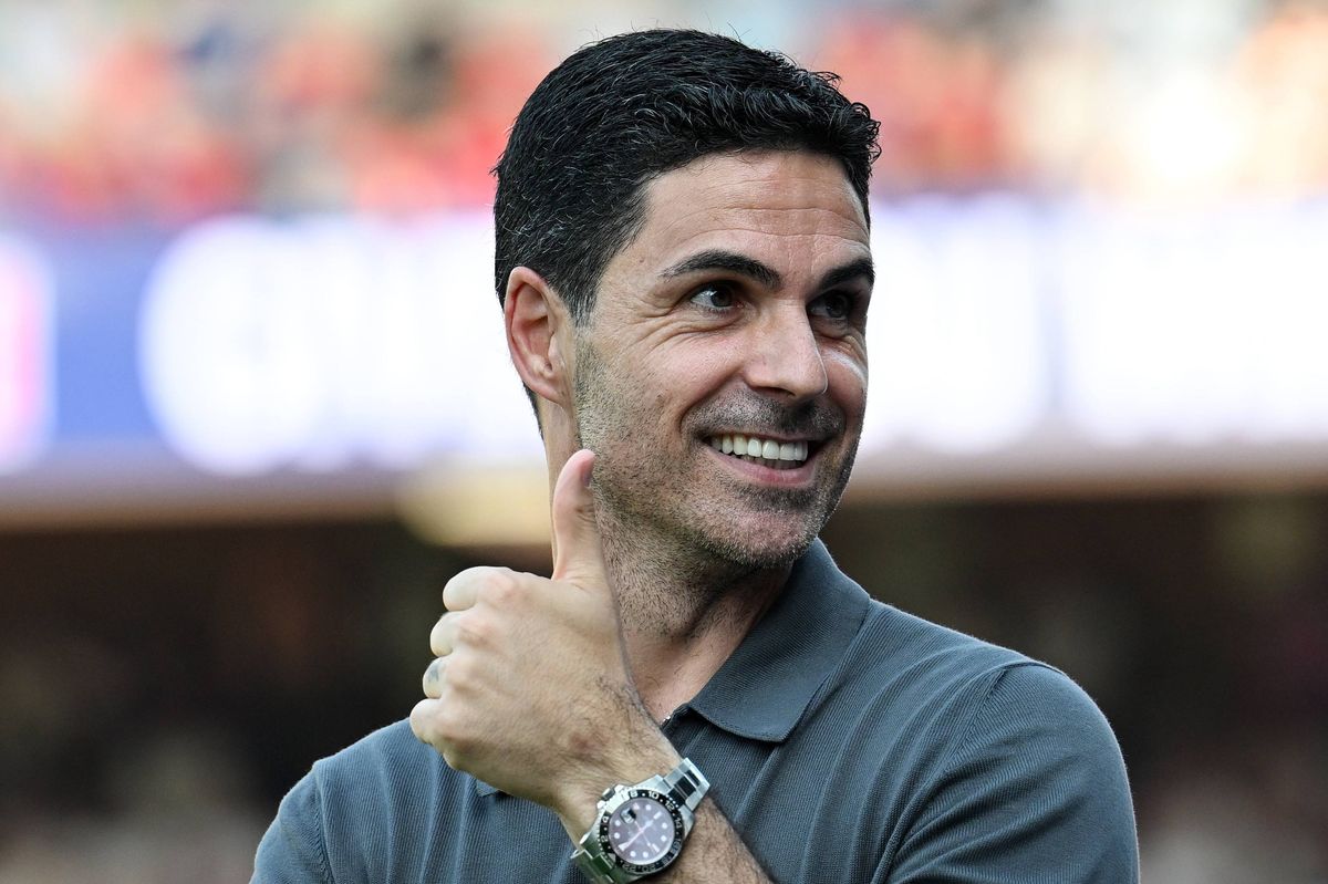 Arsenal manager Mikel Arteta gives a thumbs up