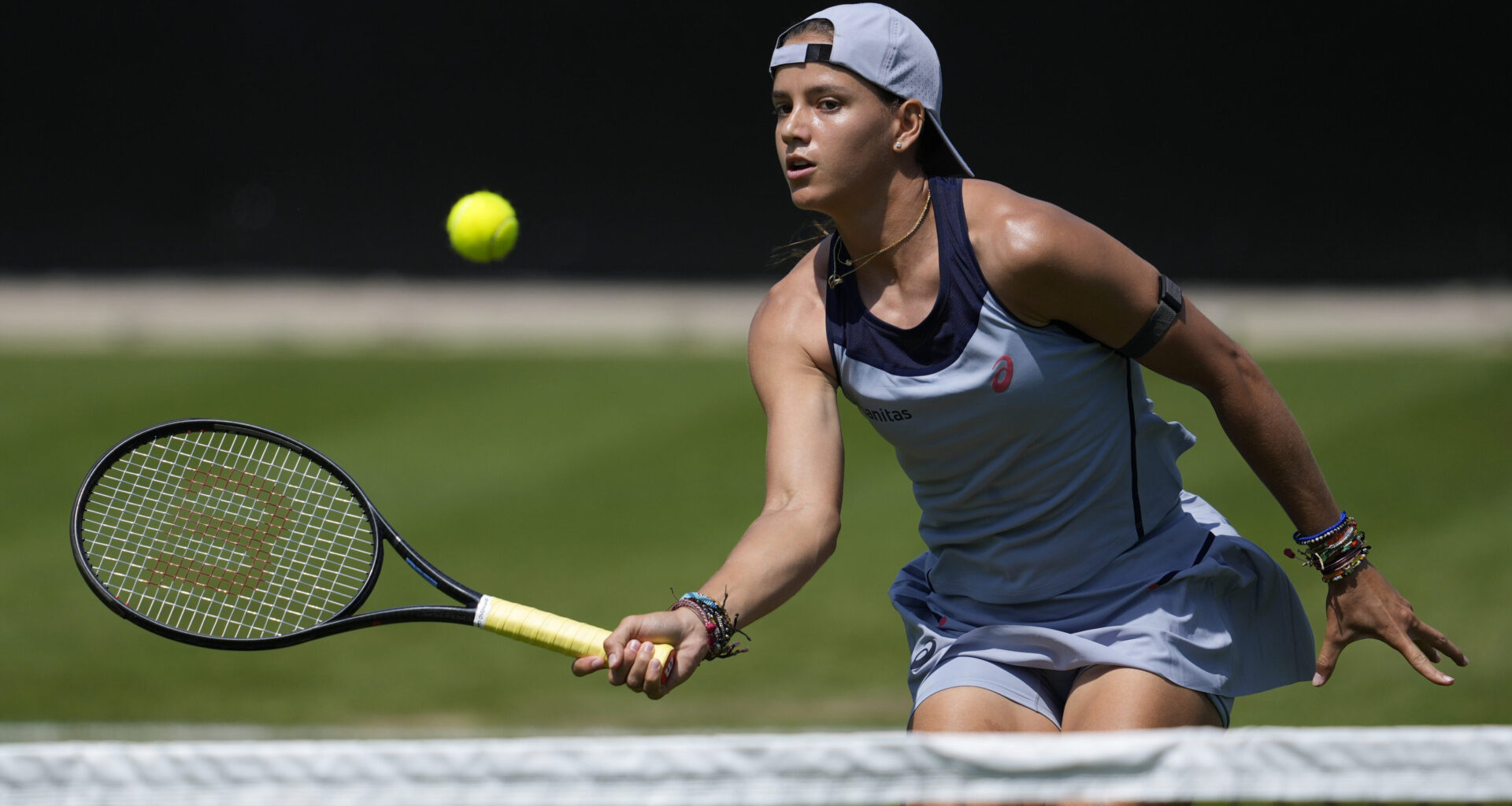 Arango dethrones defending champ Joint in Eastbourne first round