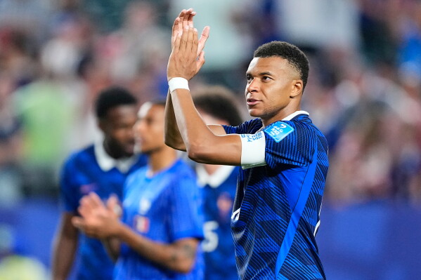 France's Kylian Mbappe (10) and his teammates gesture to fans following the World Cup Group I soccer match between France and Iraq in Philadelphia, Monday, June 22, 2026. (AP Photo/Petr David Josek)
