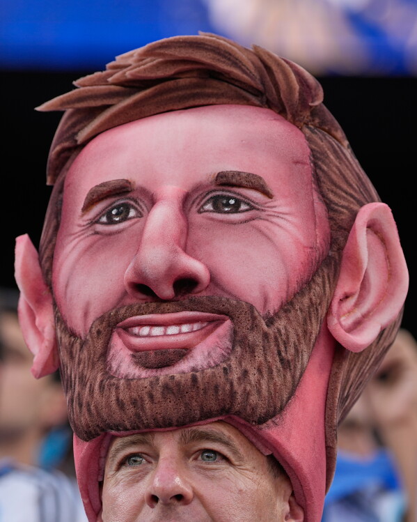 Argentinian fans react ahead of the World Cup Group J soccer match between Argentina and Algeria in Kansas City, Mo., Tuesday, June 16, 2026. (AP Photo/Charlie Riedel)