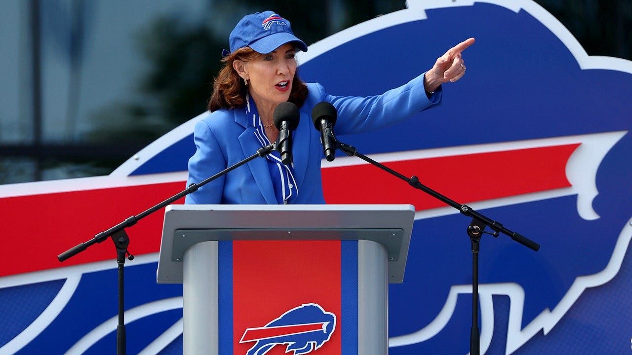 NY Governor Kathy Hochul tries to get Bills chant going at new stadium, completely fails