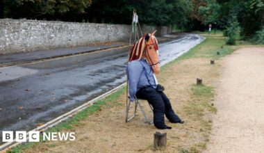 Martin Parr’s final photos paint vivid portrait of life in Lacock - BBC