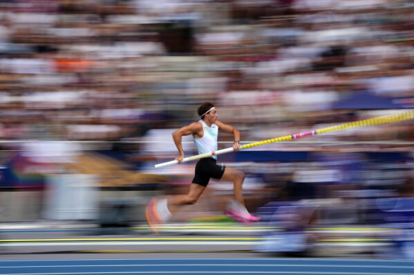 Armand Duplantis, of Sweden, makes an attempt in the men's pole vault at the Meeting de Paris Diamond League athletics meet in Paris, Sunday, June 28, 2026. (AP Photo/Aurelien Morissard)