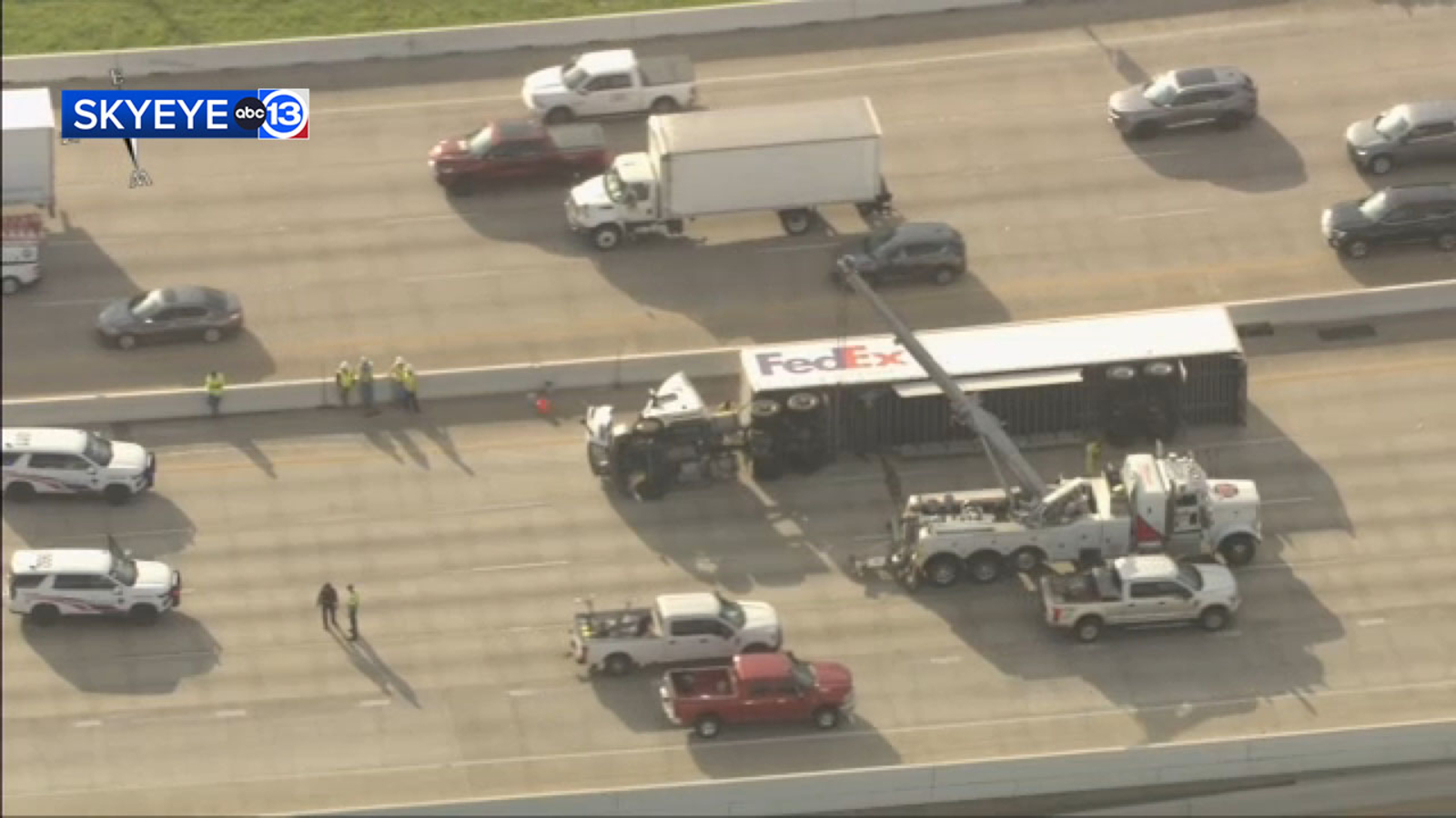 Overturned FedEx truck causes backups for miles on North Beltway at Fallbrook, SkyEye13 shows