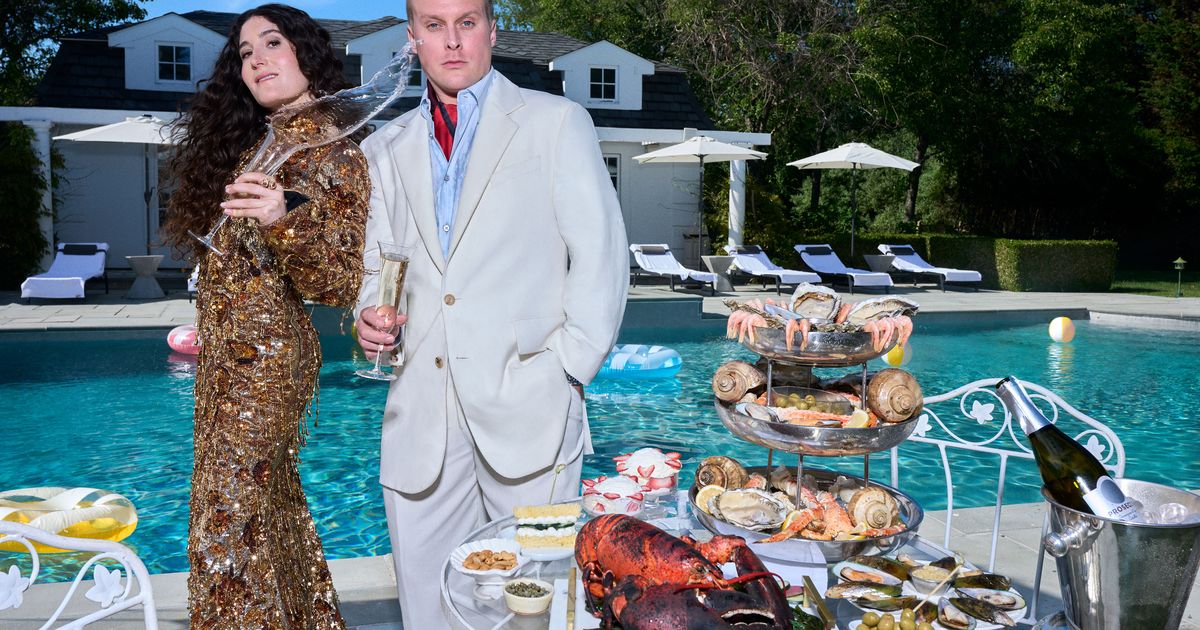 John Early and Kate Berlant Spotted in the Hamptons!