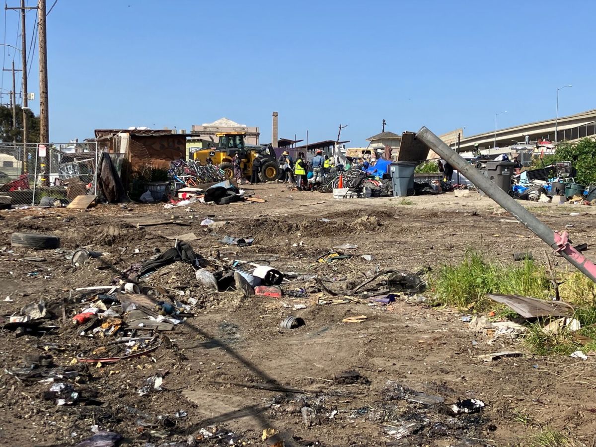 As Oakland closes its largest homeless camp, some residents resist, others move on