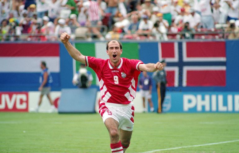 FIFA World Cup USA 1994 - Quarter-finals - Bulgaria vs Germany - Giants Stadium, East Rutherford, New Jersey, United States - July 10, 1994 Bulgaria's Jordan Lechkov celebrates after scoring their second goal of a 2-1 quarter-final win over Germany at Giants Stadium. REUTERS/Peter Morgan 94192259