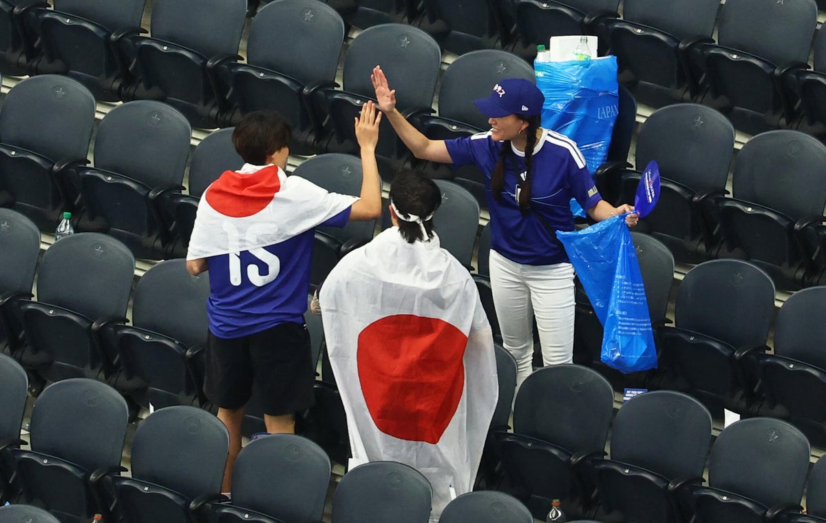 Japan soccer fans pick up litter after game, continue World Cup tradition