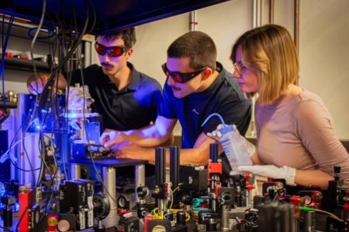 Researchers Nina Codreanu, Tim Turan and Daniel Bedialauneta Rodriguez at the experimental setup.