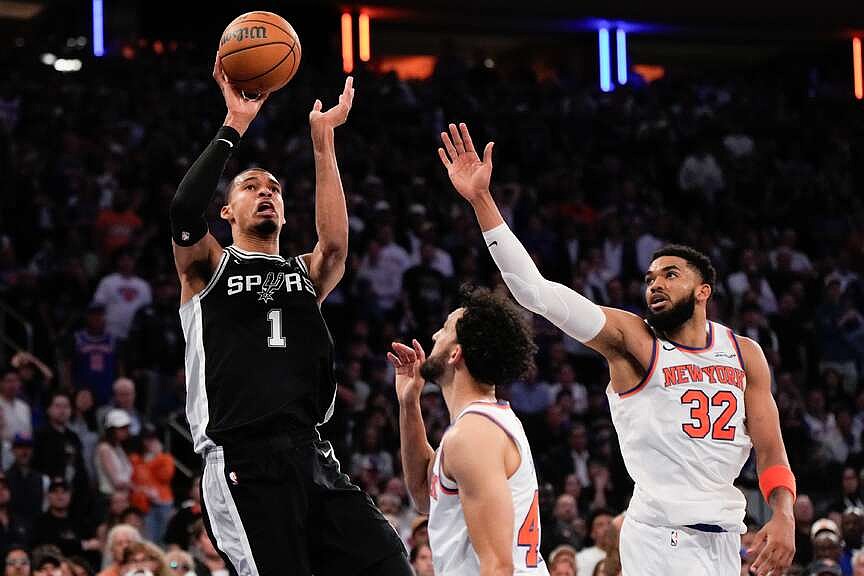 Spurs stay undaunted on road