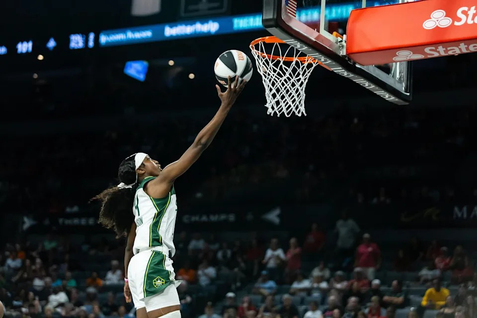Seattle Storm guard Flau’jae Johnson (4) goes for a lay-up during a WNBA game between the Las Vegas Aces and the Seattle Storm, Monday June 8, 2026 in Las Vegas, Nev.