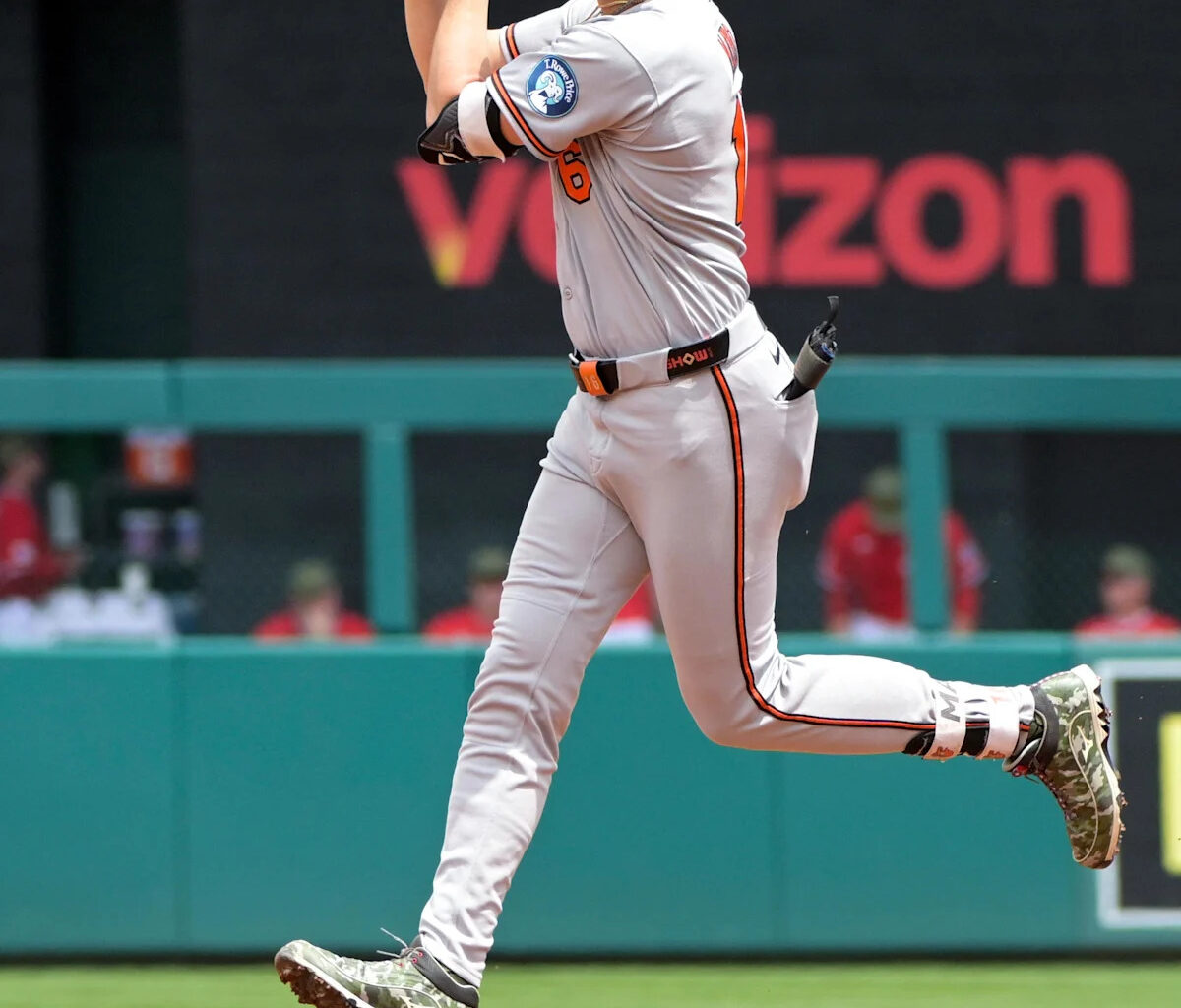Orioles take the series with an easy win in Boston, 8-2