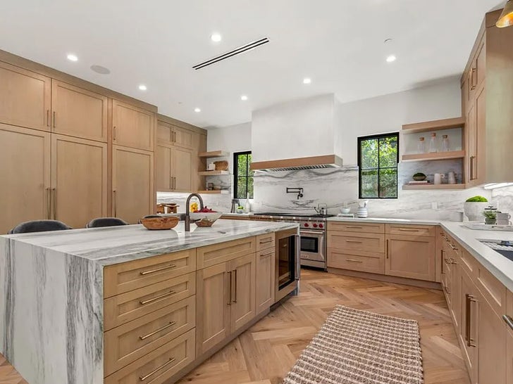 0629-Peta-Murgatroyd-and-Maks-Chmerkovskiy-Lists-L.A.-Home-For-Rent-Sub3