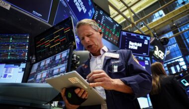 S&P 500, Nasdaq fall as tech selloff resumes, Trump says US must react to downed US helicopter
