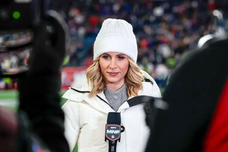 FOXBOROUGH, MA – DECEMBER 01: ESPN Monday Night FootballÕs sideline reporter Laura Rutledge before a game between the New England Patriots and the New York Giants on December 1, 2025, at Gillette Stadium in Foxborough, Massachusetts. Photo by Fred Kfoury III/Icon Sportswire NFL, American Football Herren, USA DEC 01 Giants at Patriots EDITORIAL USE ONLY Icon482251201109