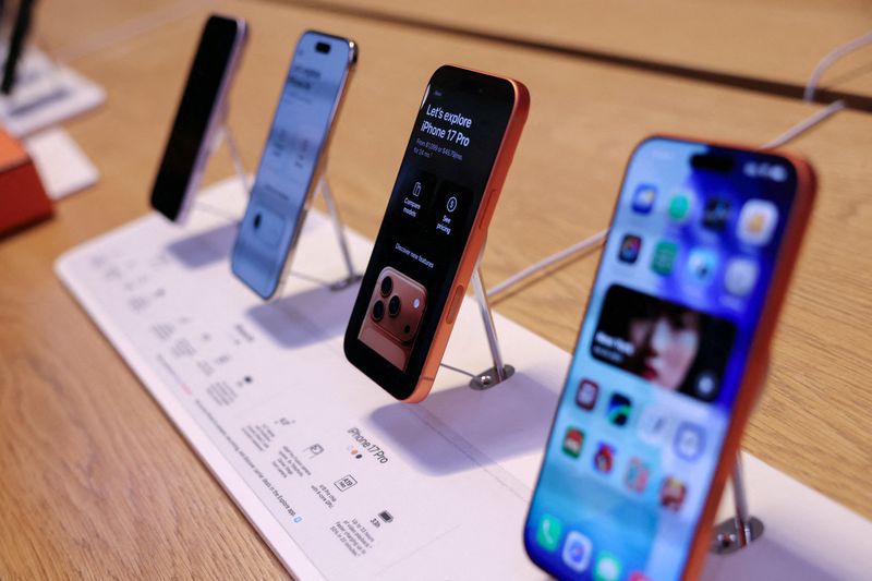 Global smartphone market faces record annual decline as chip crunch worsens