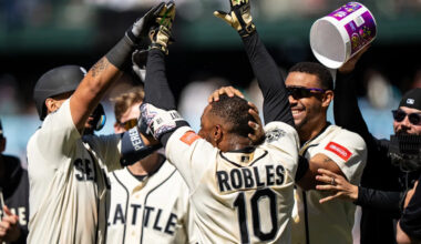 Robles' infield single in the 10th inning lifts the Mariners to a 3-2 win over the Diamondbacks
