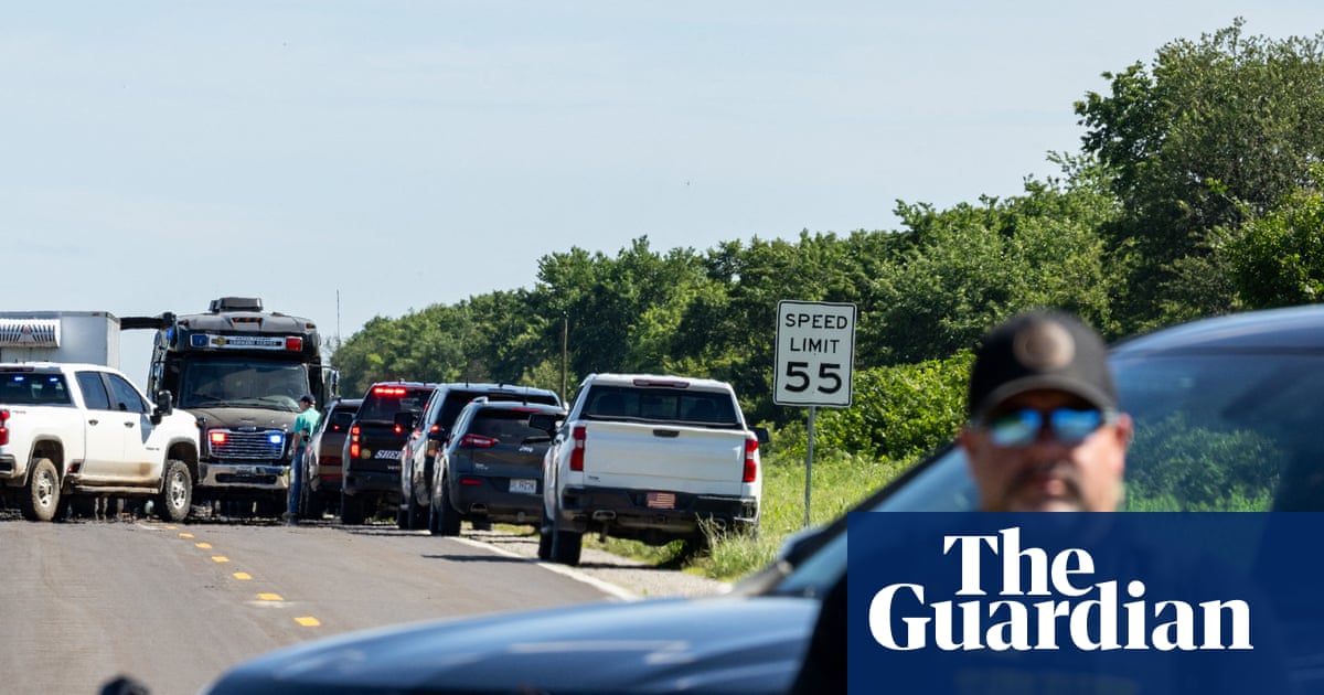 Pilot and 11 skydiving passengers killed in private plane crash in Missouri | Missouri