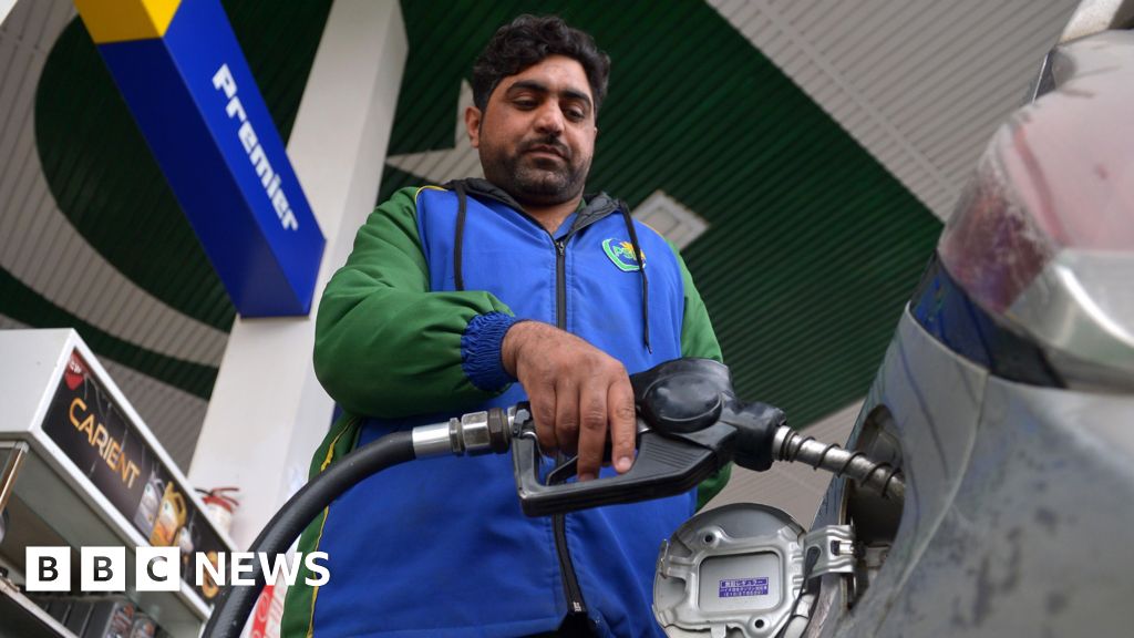 Oil prices slide after Pakistan announces deal between US and Iran - BBC