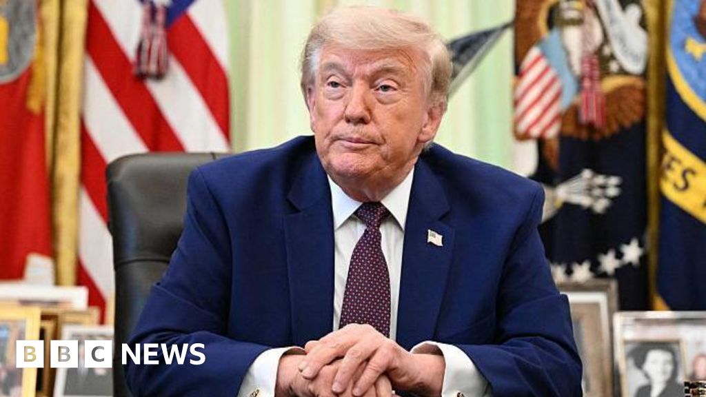 Donald Trump unveils $700m 'beautiful, clean coal' investment - BBC