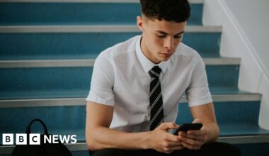 How new smartphone ban in English schools will work - BBC