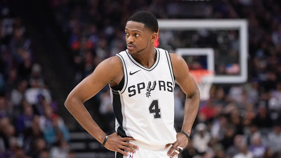 San Antonio Spurs guard De'Aaron Fox (4) looks on during a game.© Ed Szczepanski-Imagn Images
